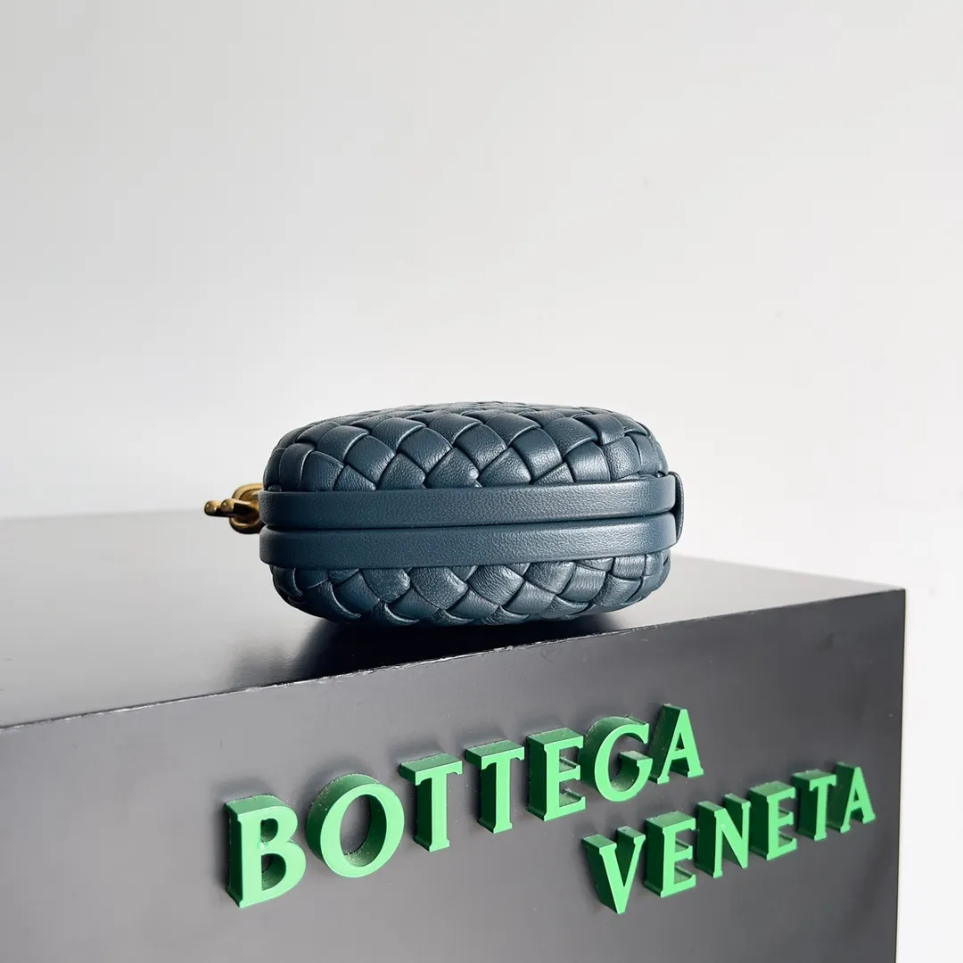 Batch 1860 BV Knot | The classic return of the evening bag. Original leather ➕ Stainless steel hardware ➕ 24k real gold plating ➕ Fully handmade. Those who know the history of our brand should have heard that the knot is a story of Bottega Veneta, and it is also one of the more important design elements. Matthieu Blazy's work this season sublimates Knot's classics, with a new knot design and a woven shoulder strap, plus Fouland Intreccio's weaving technology, adding some fashion to the retro and nostalgic feel of the past. Style number: 717622 Size: 20.5*6*12.5
